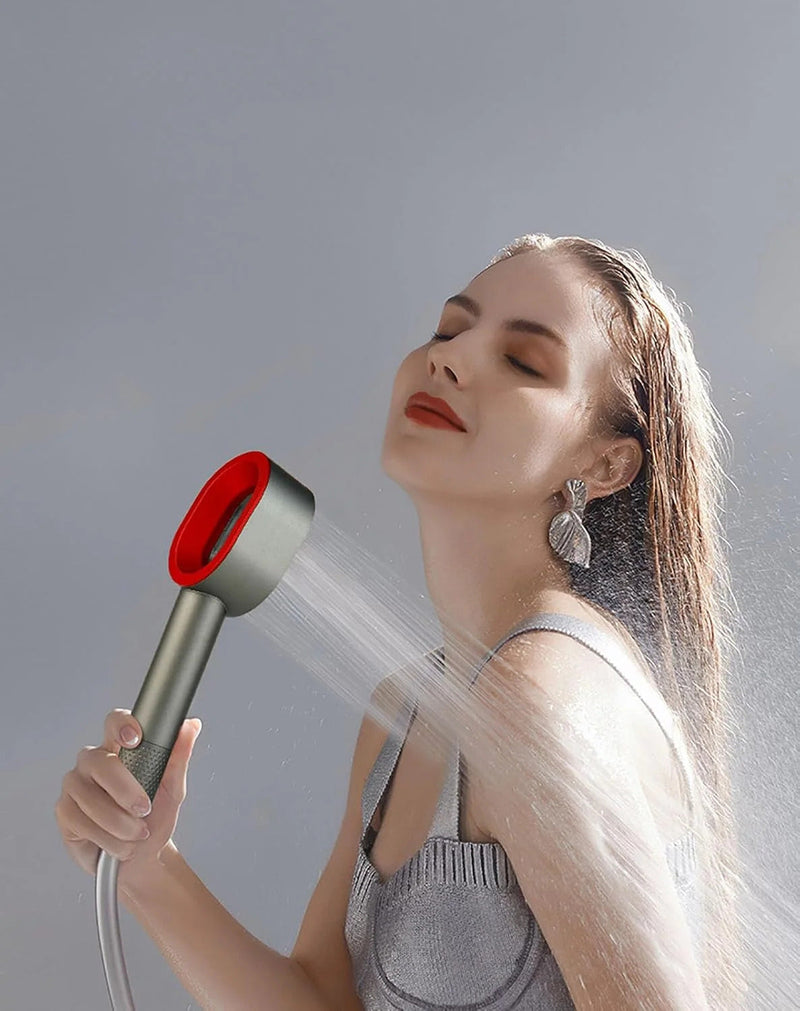 photo femme avec pommeau filtrant suimy