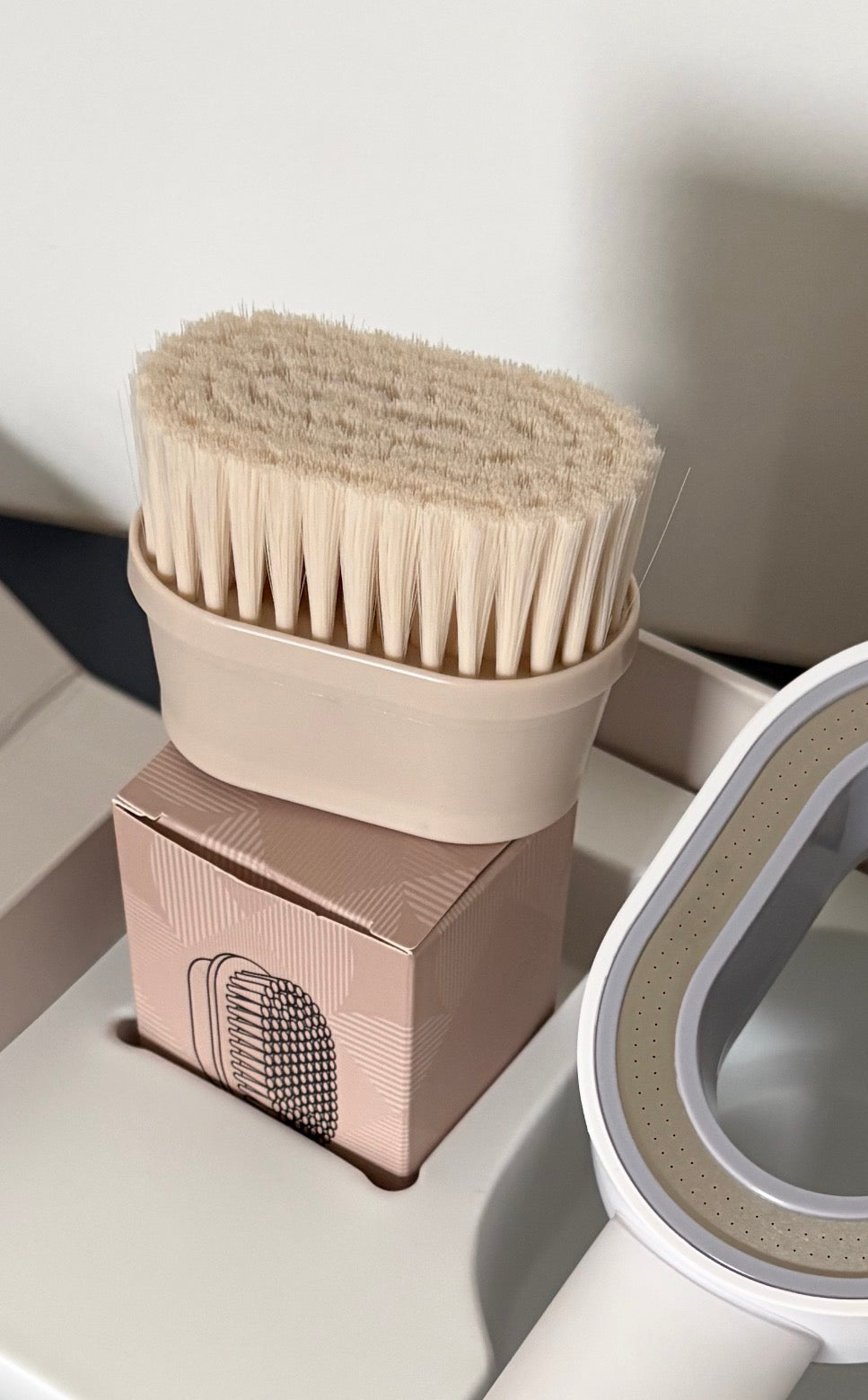 Brosse et éponge adaptables sur votre pommeau Suimy