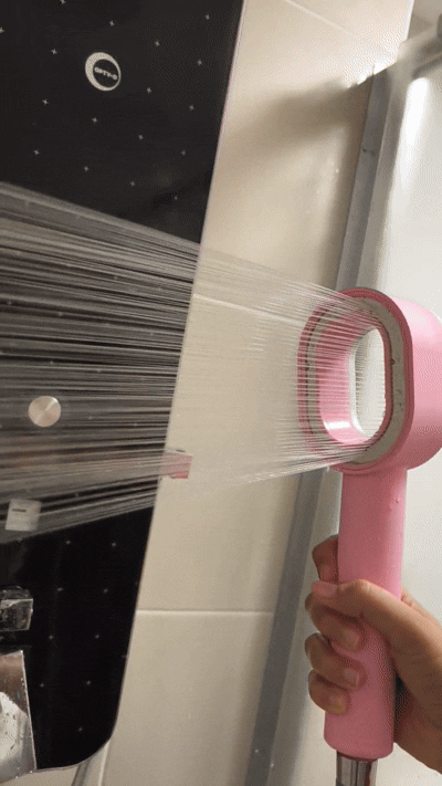 GIF montrant le jet d'eau effet spa du pommeau de douche filtrant Suimy. 