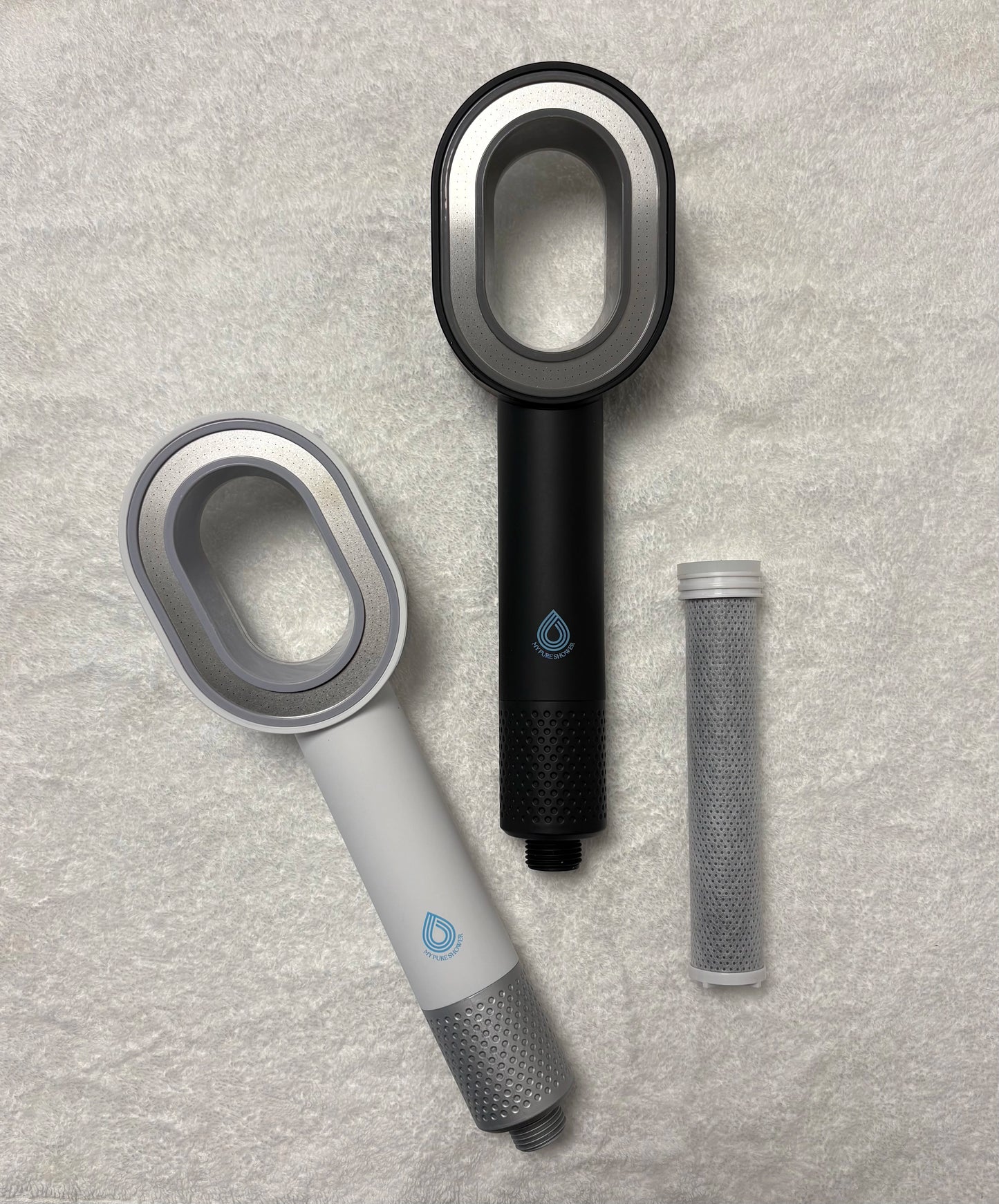 Photo du pack domino avec deux pommeaux un blanc et un noir + un filtre ACF offert, filtre le chlore et le calcaire et permet de faire des économies d'eau.