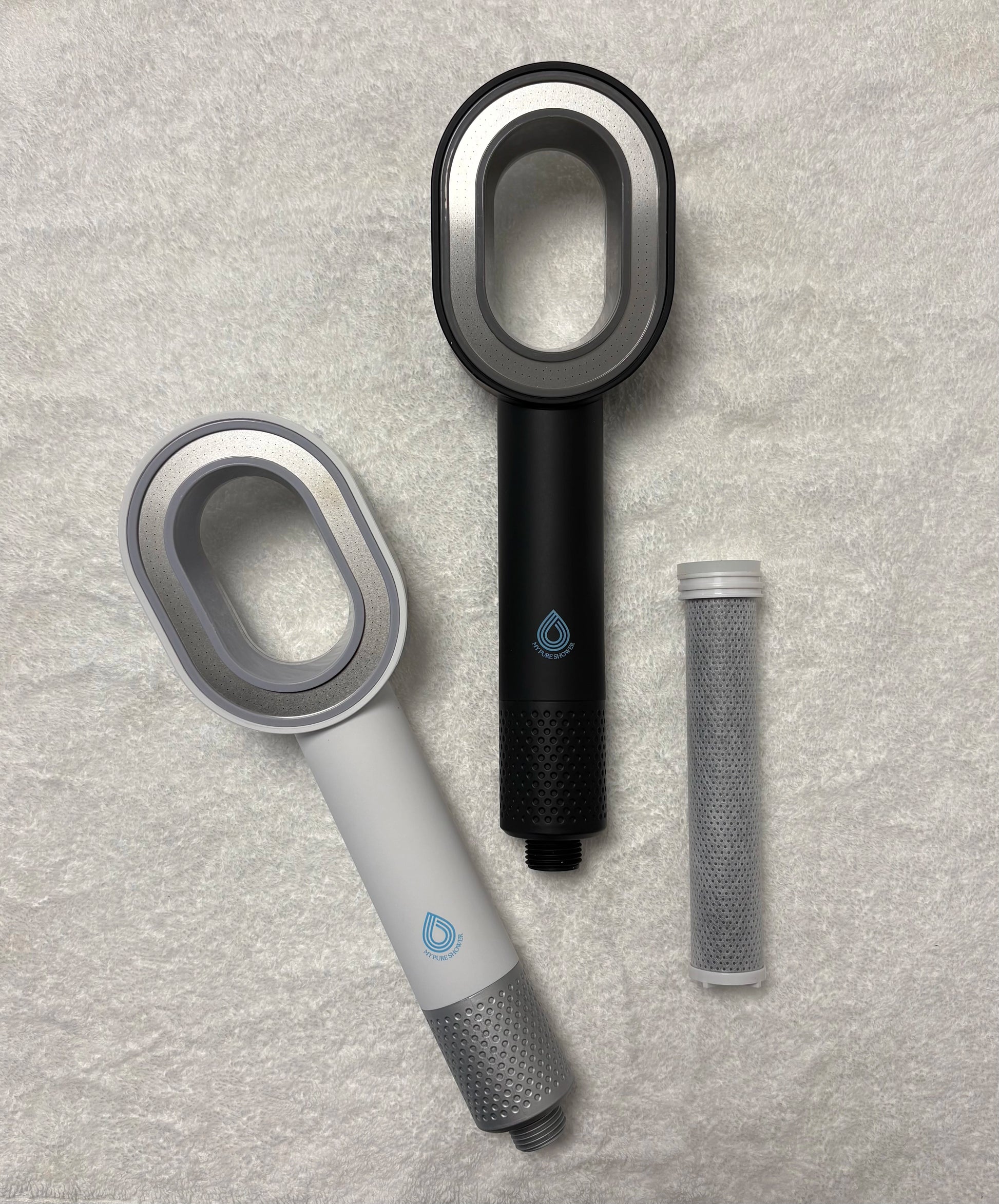 Photo du pack domino avec deux pommeaux un blanc et un noir + un filtre ACF offert, filtre le chlore et le calcaire et permet de faire des économies d'eau.