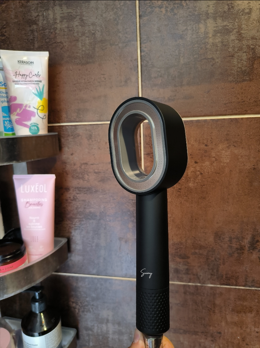 Image du pommeau de filtrant Suimy en noir intense dans une salle de bain. 