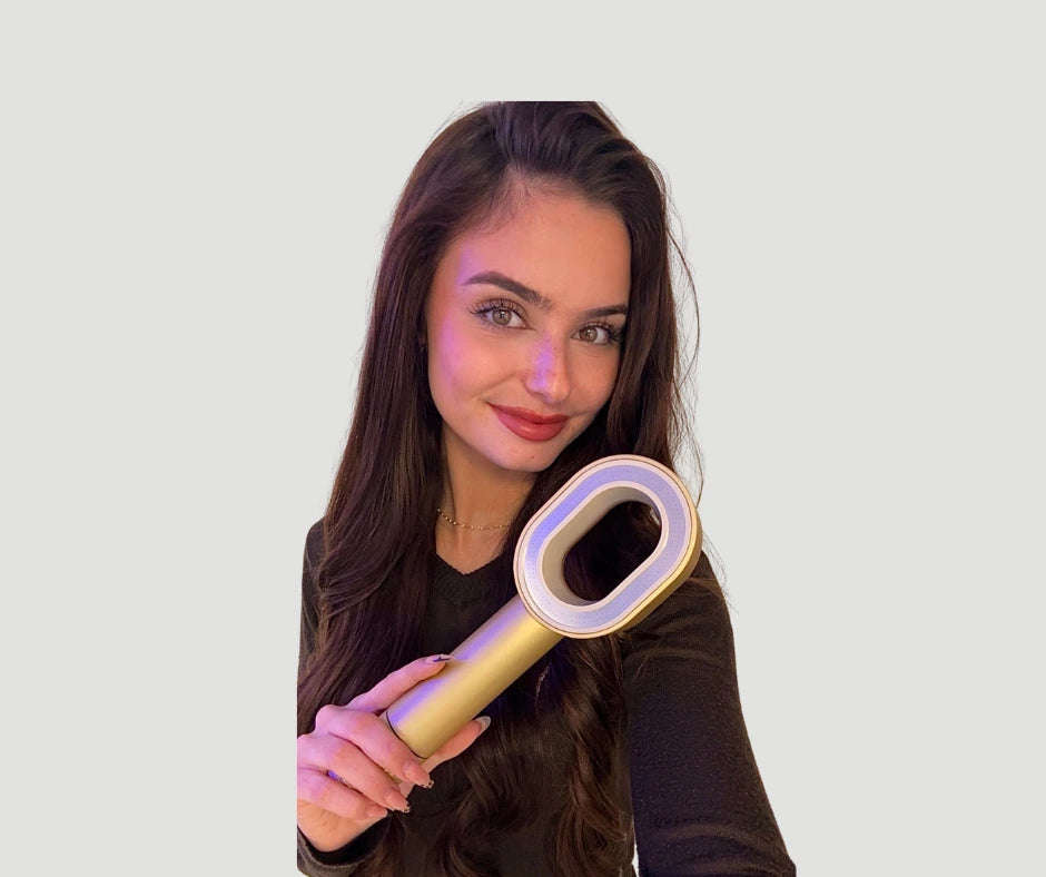 jeune femme tenant le pommeau filtrant gold dans les mains