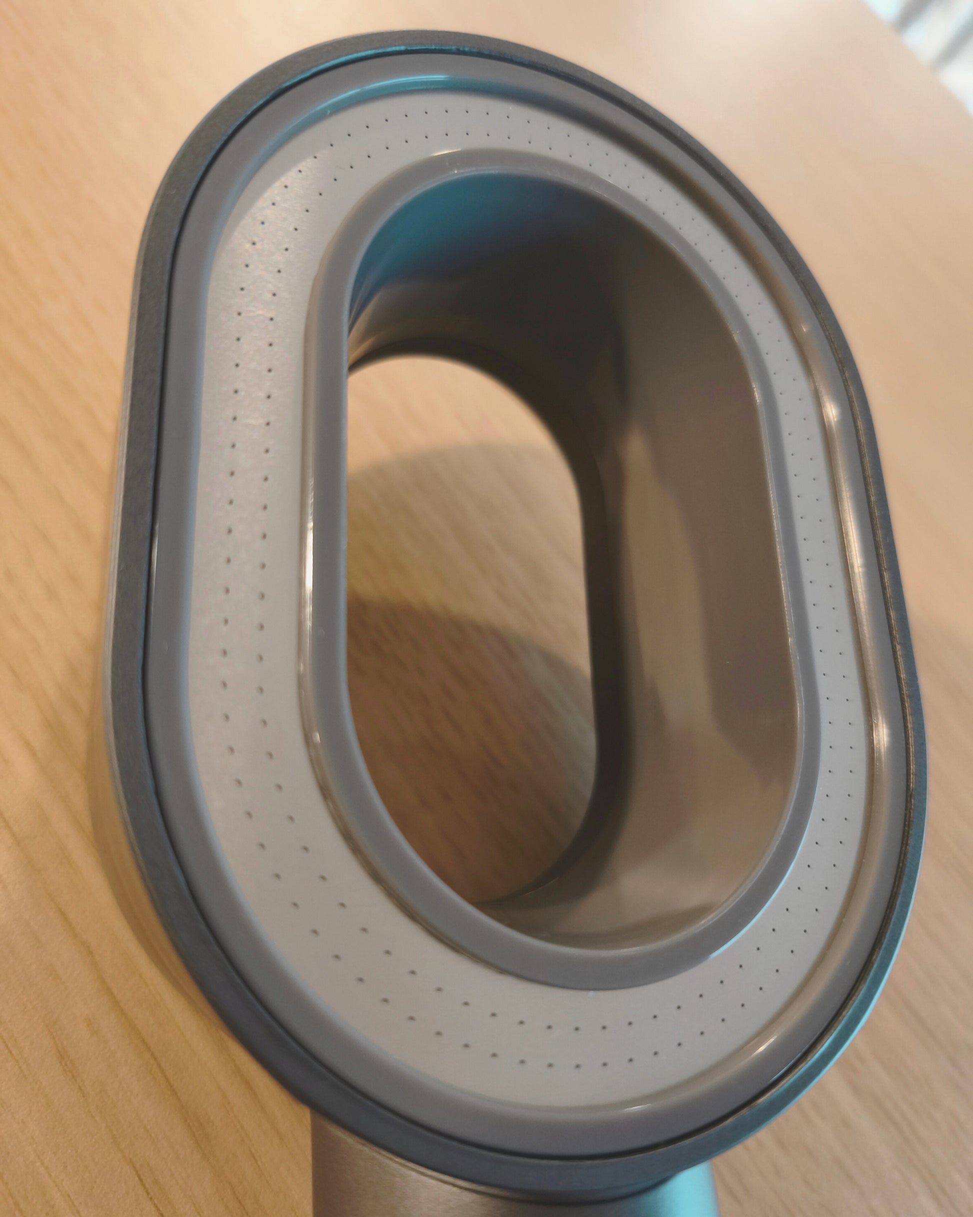 photo en gros plan du pommeau ou l'ont peux voir toutes les sorties d'eau 