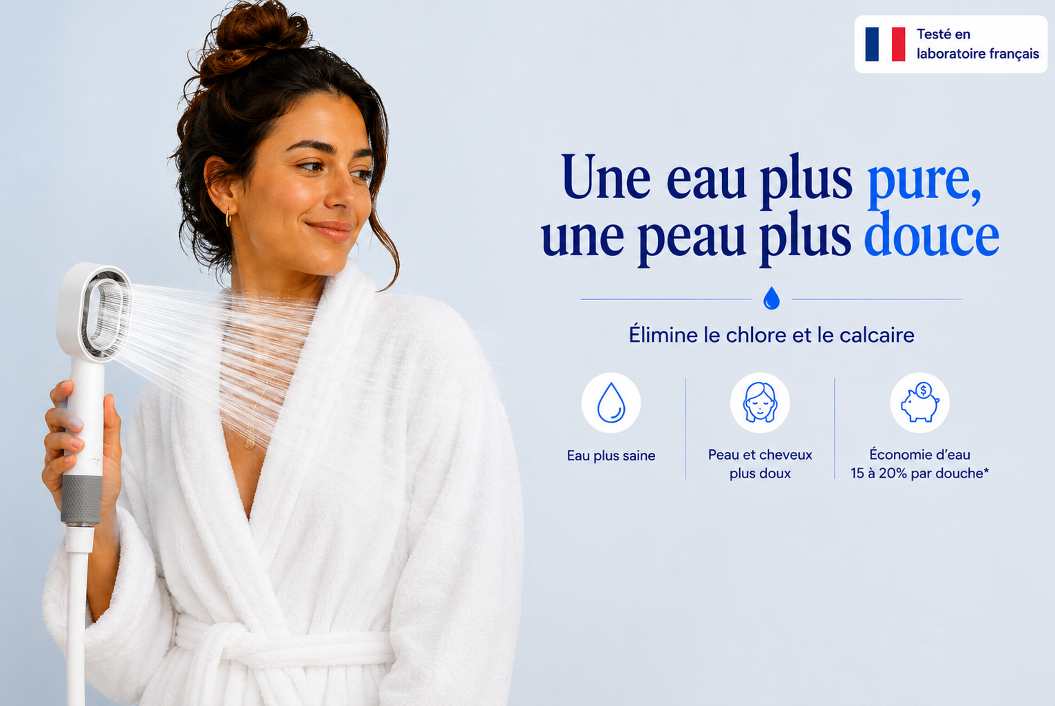 photo montrant la femme en peignoir avec le pommeau blanc Suimy et le jet haute pression 