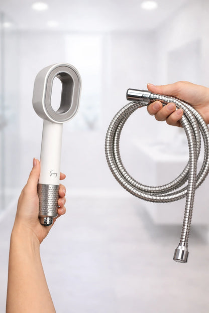 Grâce à son système de micro-pulsations, le jet haute pression offre confort et économies d’eau. Eau filtrée, réduction des impuretés, chlore et calcaire, peau et cheveux respectés, testé en laboratoire français.