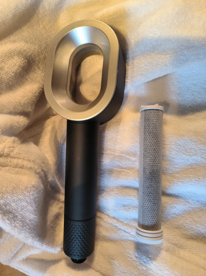 photo du pommeau noir filtrant avec a coté un filtre ACF