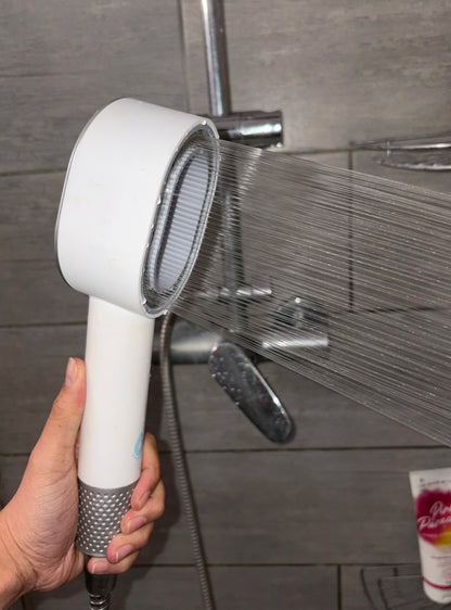 Photo du pommeau de douche filtrant blanc en action, fixé facilement sur avec un embout G1/2