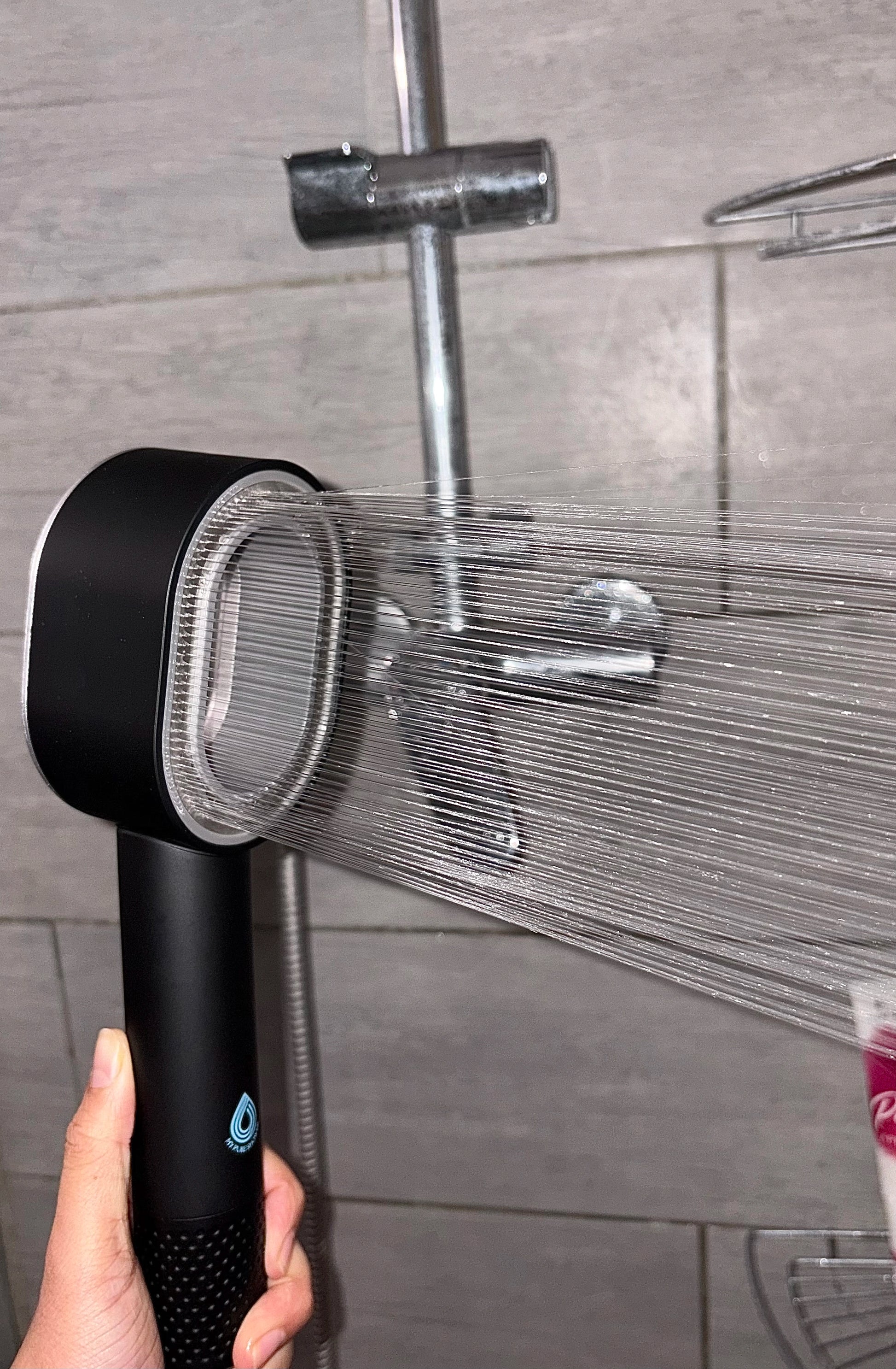 Photo du pommeau de douche filtrant de couleur noir diminuant la consommation d’eau jusqu’à 30% et filtrant le chlore et calcaire. 