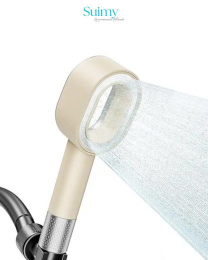 Photo montrant le pommeau filtrant Suimy beige en action avec jet haute pression 