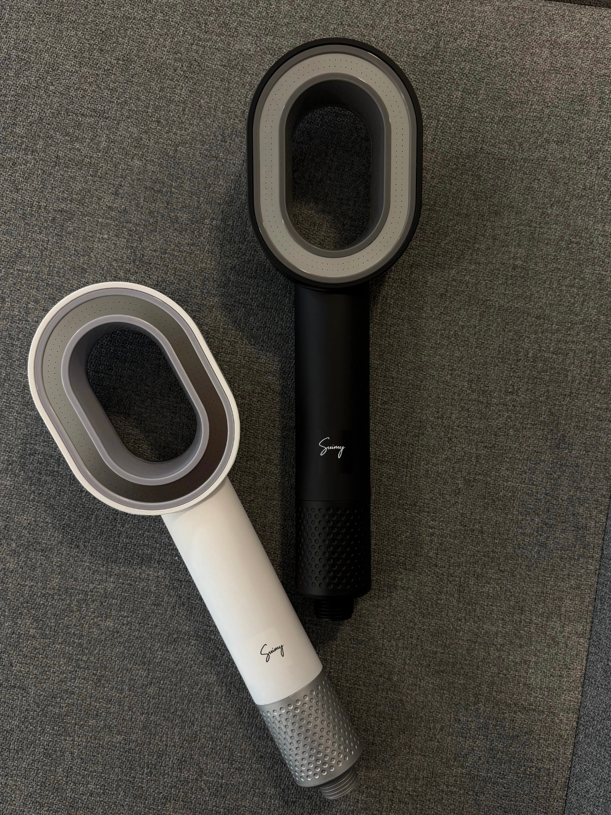 Photo des pommeaux noir et blanc qui se trouvent dans le pack domino, vendu en France. 