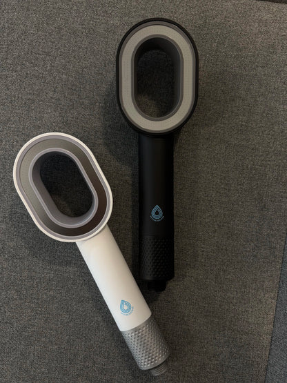 Photo des pommeaux noir et blanc qui se trouvent dans le pack domino, vendu en France. 