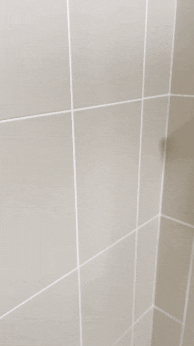 GIF de demonstation du pommeau de douche filtrant Suimy anti chlore et anti calcaire, avec jet a effet spa et économie d'eau de 15% par douche. 