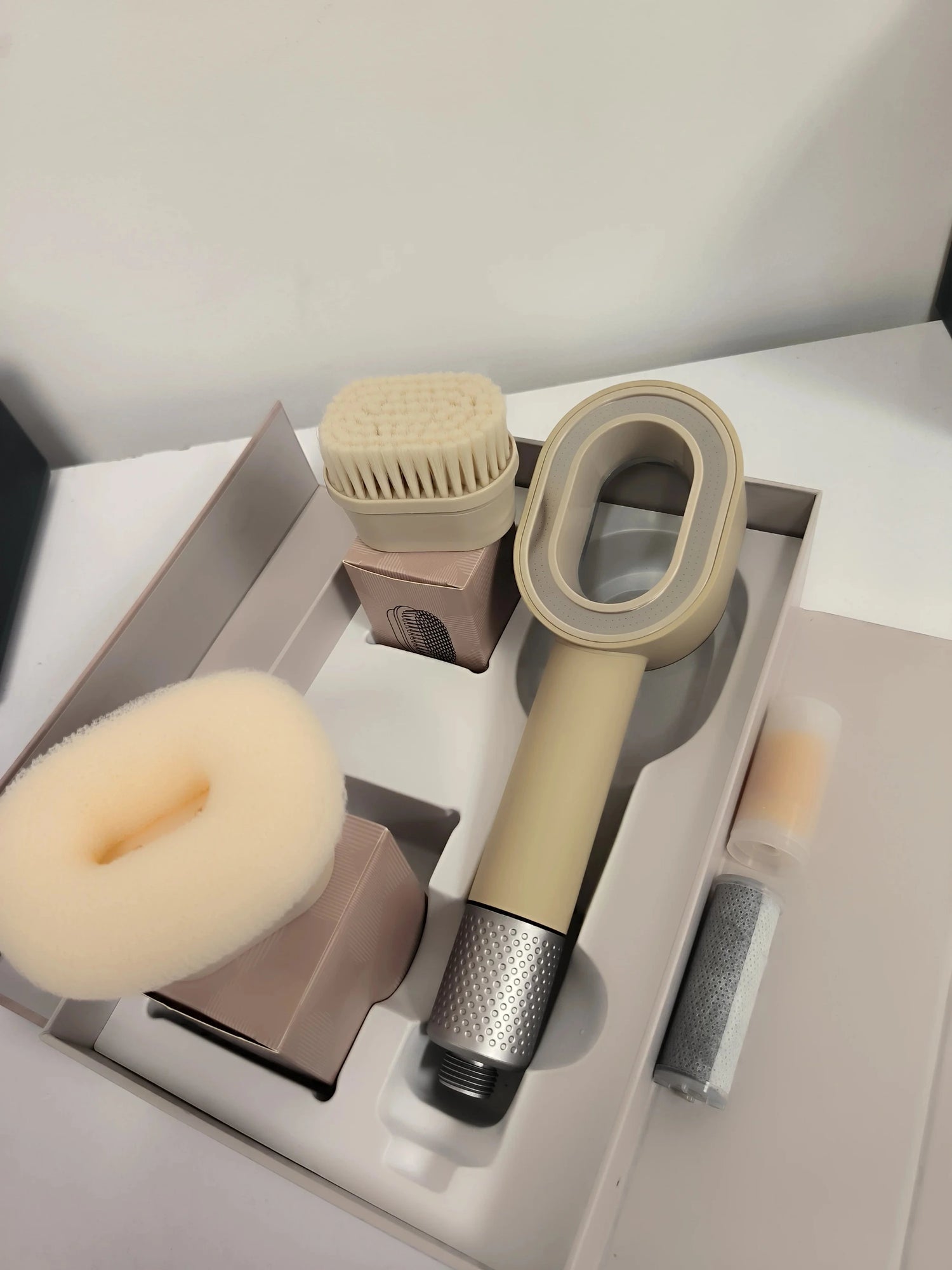 Pommeau de douche design  écologique avec filtre anti-chlore - Économisez l’eau et protégez votre peau Protection contre les effets néfastes du chlore pour les peaux sensibles.
Idéal pour les enfants et les personnes ayant des problèmes de peau.
Contribue à préserver l'environnement en réduisant la consommation d'eau.