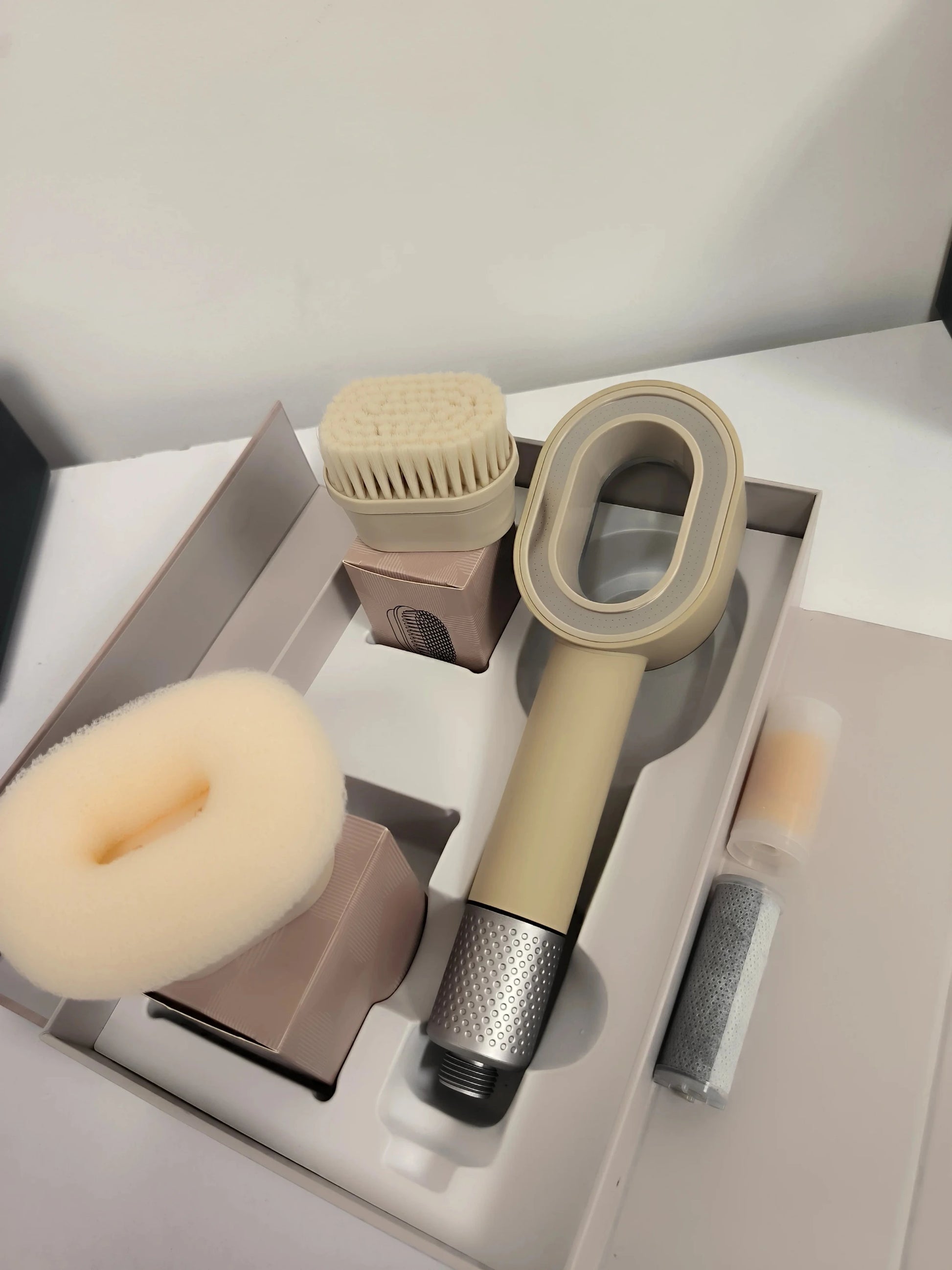 Pommeau de douche design  écologique avec filtre anti-chlore - Économisez l’eau et protégez votre peau Protection contre les effets néfastes du chlore pour les peaux sensibles.
Idéal pour les enfants et les personnes ayant des problèmes de peau.
Contribue à préserver l'environnement en réduisant la consommation d'eau.