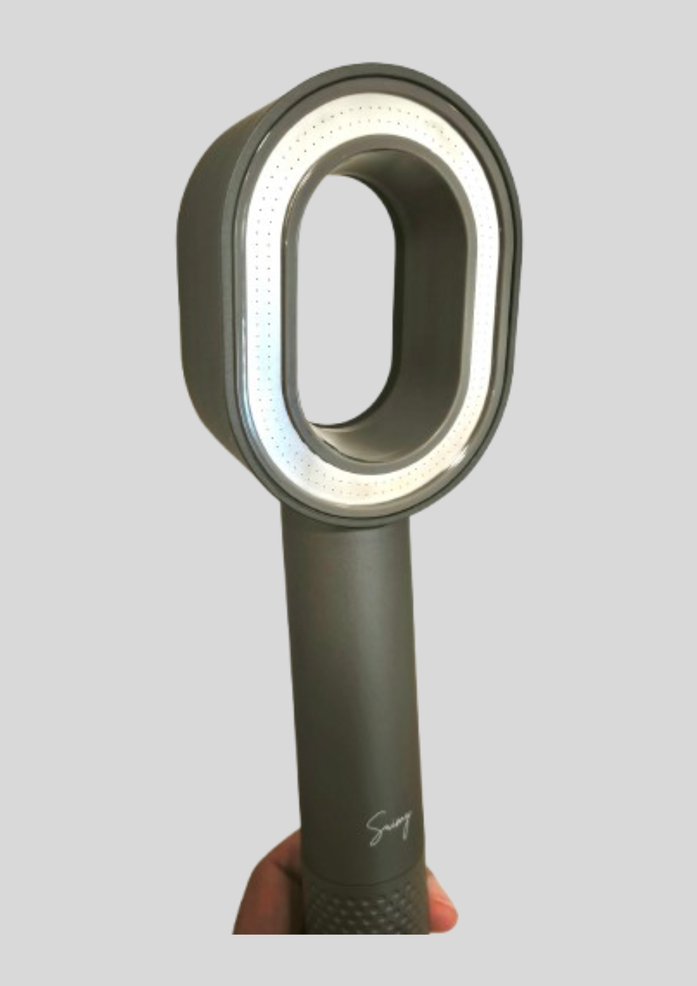 Image du Pommeau de douche filtrant gris Suimy qui filtre les impuretés, le chlore et le calcaire grâce a son filtre au charbon actif. 