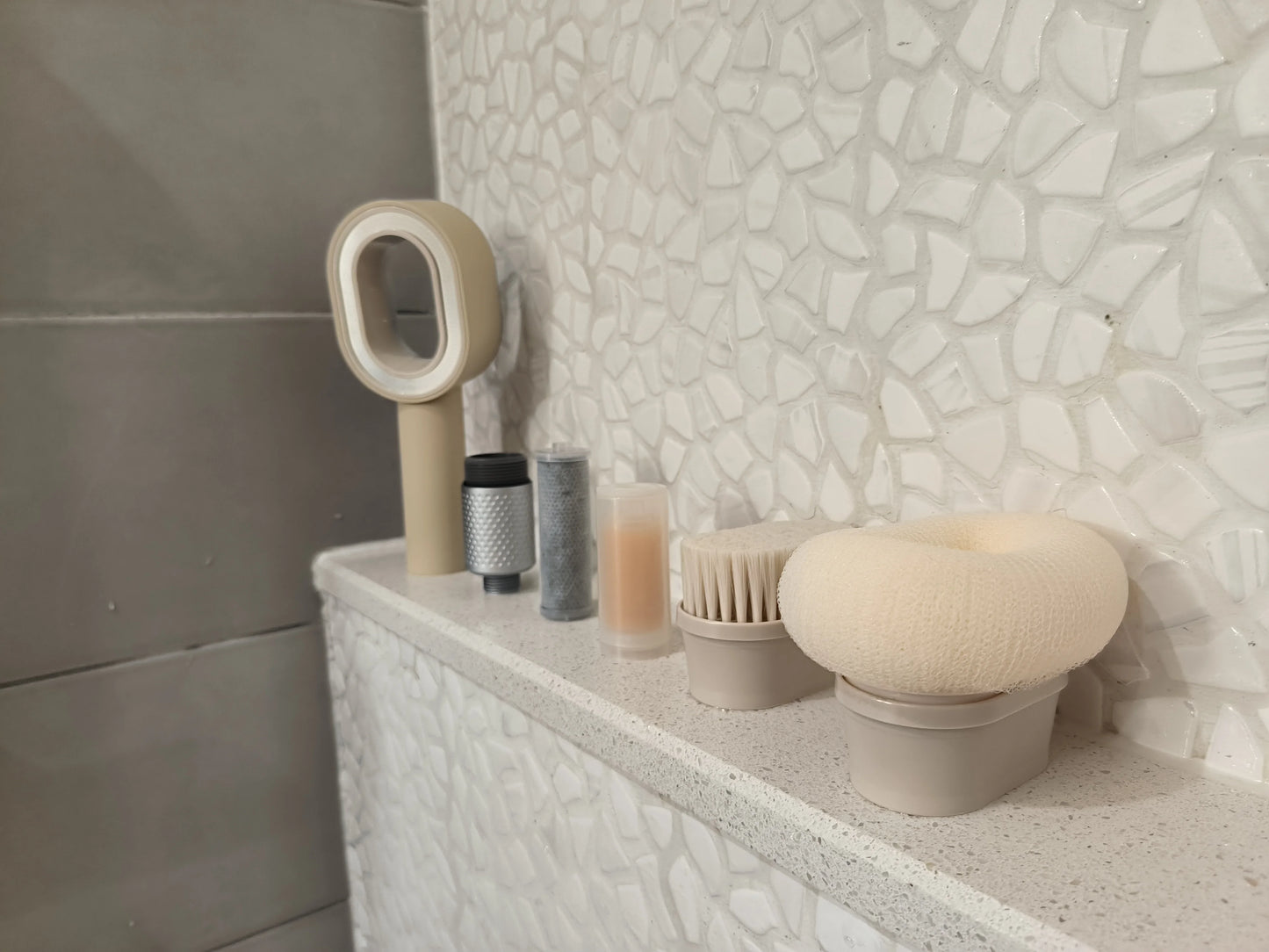 Pommeau de douche écologique avec filtre anti-chlore - Économisez l’eau et protégez votre peau pommeau de douche anti chlore et calcaire  Filtre de douche pour économie d’eau idéal pour problème de peau filtre l’eau de douche et du bain grâce au pommeau anti chlore et calcaire avec filtre douche, plusieurs couleurs disponible matériaux ABS résistant et inox facile d’installation