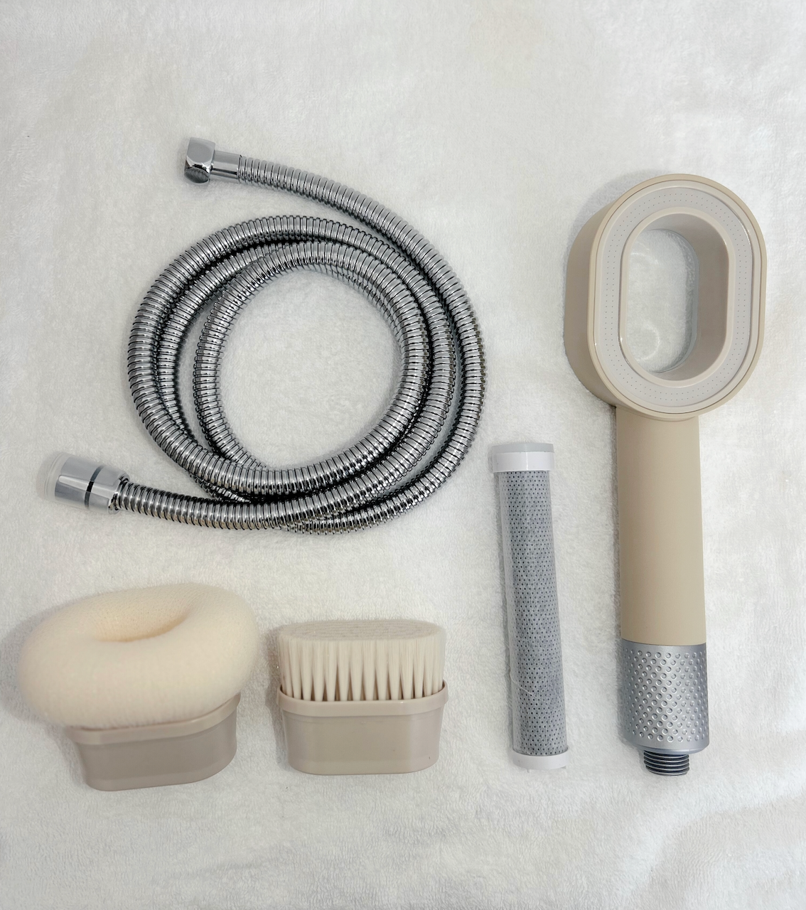 photo pommeau avec accessoires et filtre et tuyau pour le pack premium de la marque mypureshower premier sur les pommeaux filtrant acf économiseur d'eau