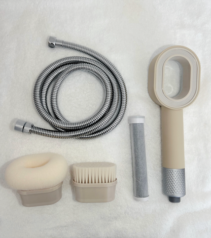 photo pommeau avec accessoires et filtre et tuyau pour le pack premium de la marque mypureshower premier sur les pommeaux filtrant acf économiseur d'eau