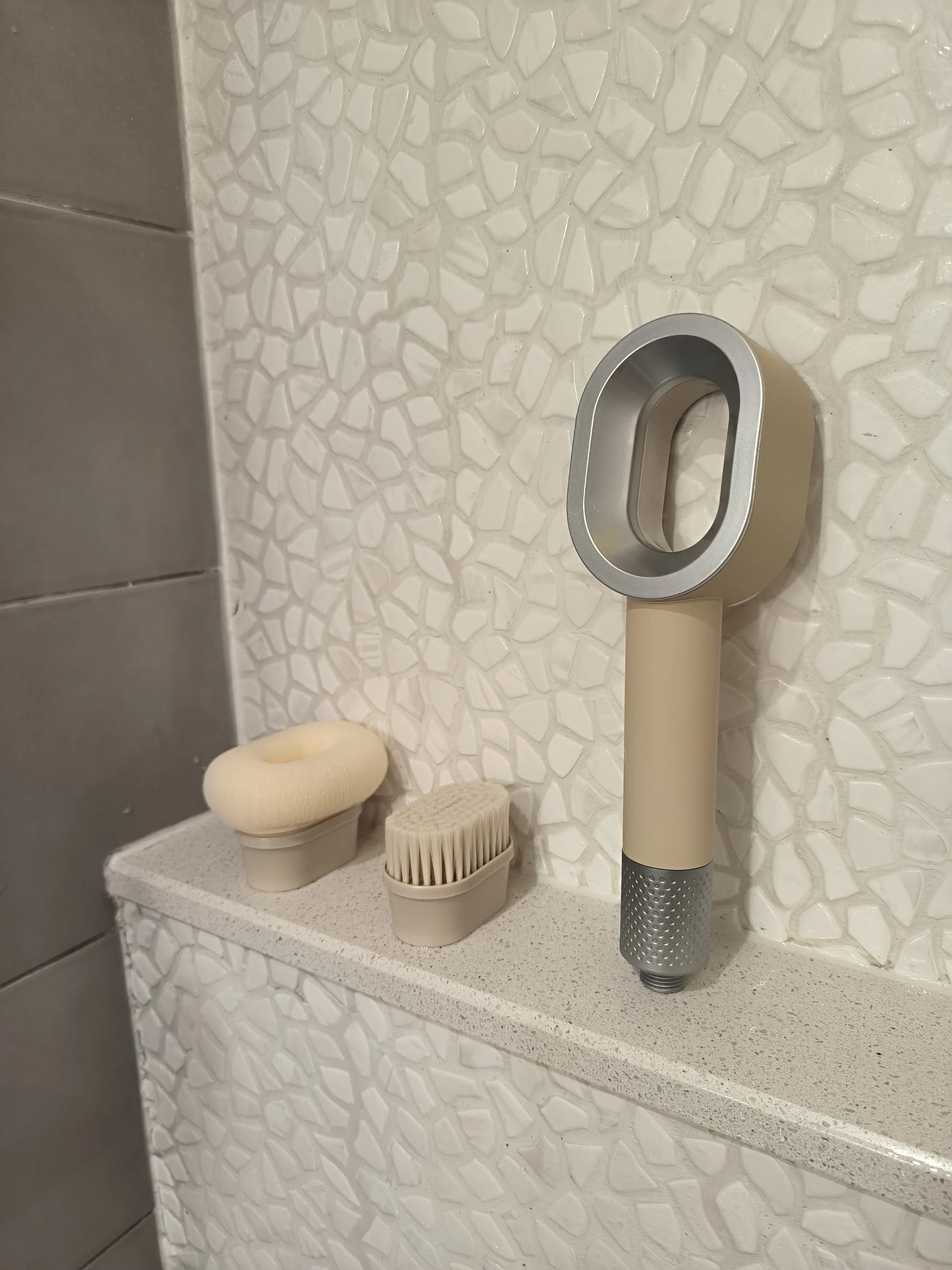 Pommeau de douche écologique avec filtre anti-chlore - Filtre de douche pour économie d’eau idéal pour problème de peau filtre l’eau de douche et chlore et aux impuretés de l'eau avec le pommeau de douche Pure Shower !
Conçu pour offrir une expérience de douche saine et agréable, le pommeau Pure Shower est équipé d'un filtre haute performance qui élimine efficacement le chlore et autres contaminants présents dans l'eau. Parfait pour ceux qui cherchent à protéger leur peau et leurs cheveux.