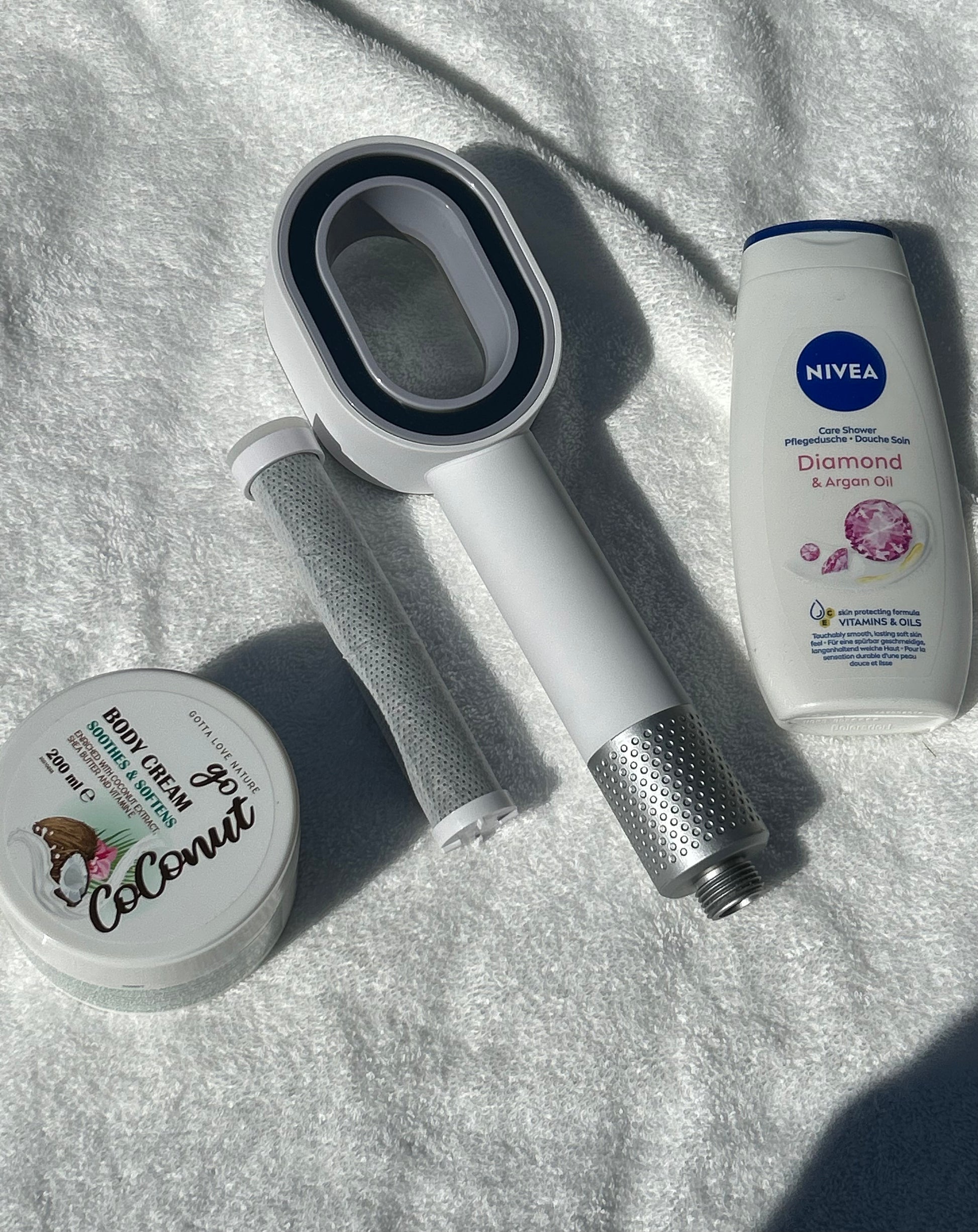 photo d'un pommeau pure shower avec filtre et creme hydratante nivea 