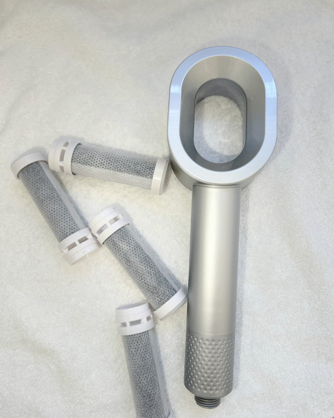 c'est une photo du pommeau de douche gris filtrant pure shower, modèle design avec economiseur d'eau style design de couleur 