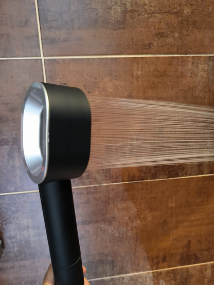photo du pommeau noir filtrant sous la douche en action avec économiseur d'eau nouvelle couleur