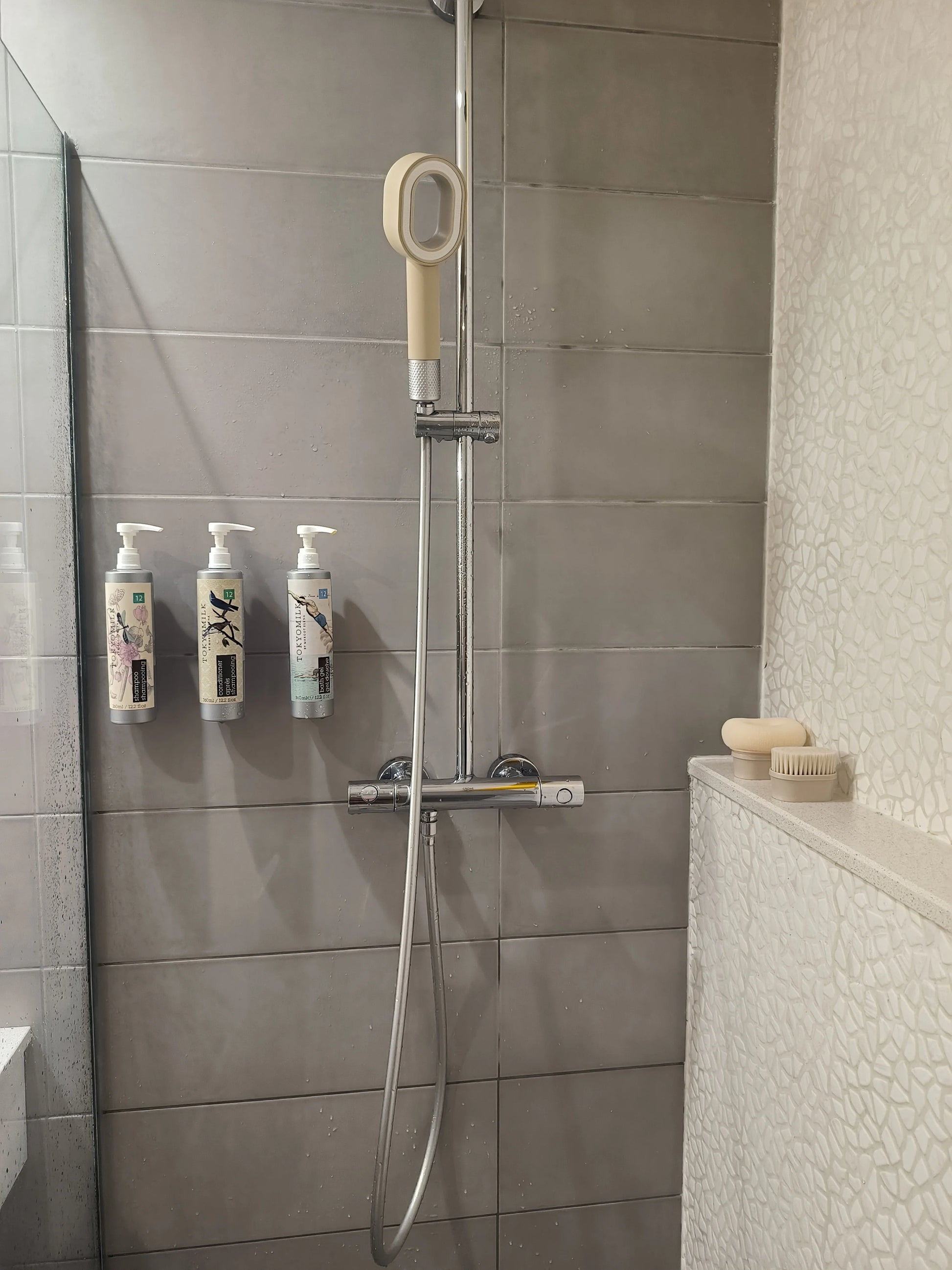 image du pommeau directement fixé dans la douche Dites adieu au chlore et aux impuretés de l'eau avec le pommeau de douche Pure Shower ! 
Conçu pour offrir une expérience de douche saine et agréable, le pommeau Pure Shower est équipé d'un filtre haute performance qui élimine efficacement le chlore et autres contaminants présents dans l'eau. Filtre de douche pour économie d’eau idéal pour problème de peau filtre l’eau de douche et du bain grâce au pommeau anti chlore et calcaire avec filtre douche, plusieurs