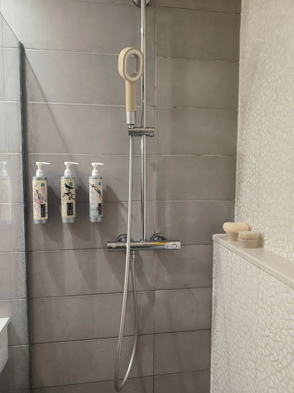 image du pommeau directement fixé dans la douche Dites adieu au chlore et aux impuretés de l'eau avec le pommeau de douche Pure Shower ! 
Conçu pour offrir une expérience de douche saine et agréable, le pommeau Pure Shower est équipé d'un filtre haute performance qui élimine efficacement le chlore et autres contaminants présents dans l'eau. Filtre de douche pour économie d’eau idéal pour problème de peau filtre l’eau de douche et du bain grâce au pommeau anti chlore et calcaire avec filtre douche, plusieurs