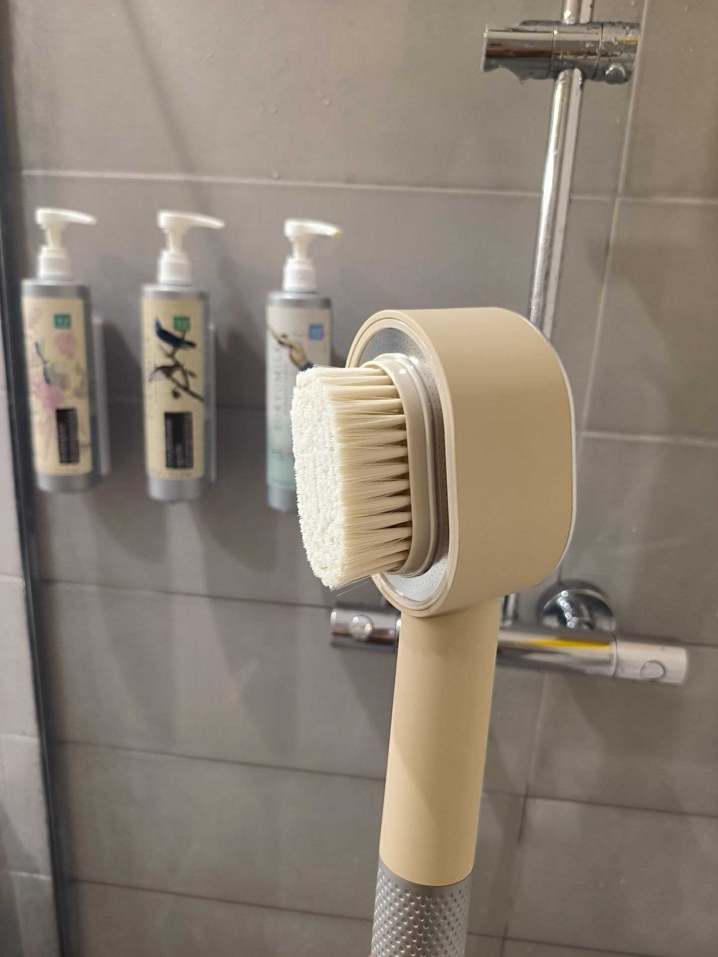 pommeau de douche design avec filtre anti chlore Protection contre les effets néfastes du chlore pour les peaux sensibles.
Idéal pour les enfants et les personnes ayant des problèmes de peau.
Contribue à préserver l'environnement en réduisant la consommation d'eau.