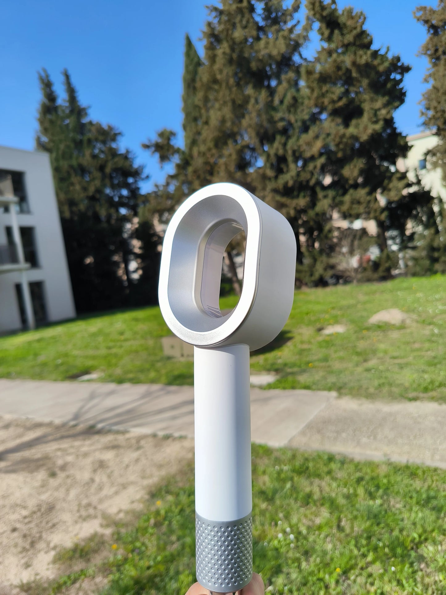 Couleur Blanc Intense : Design moderne qui s'harmonise avec tous les intérieurs
Anti-Calcaire Performant : Technologie de filtration qui préserve la qualité de votre eau