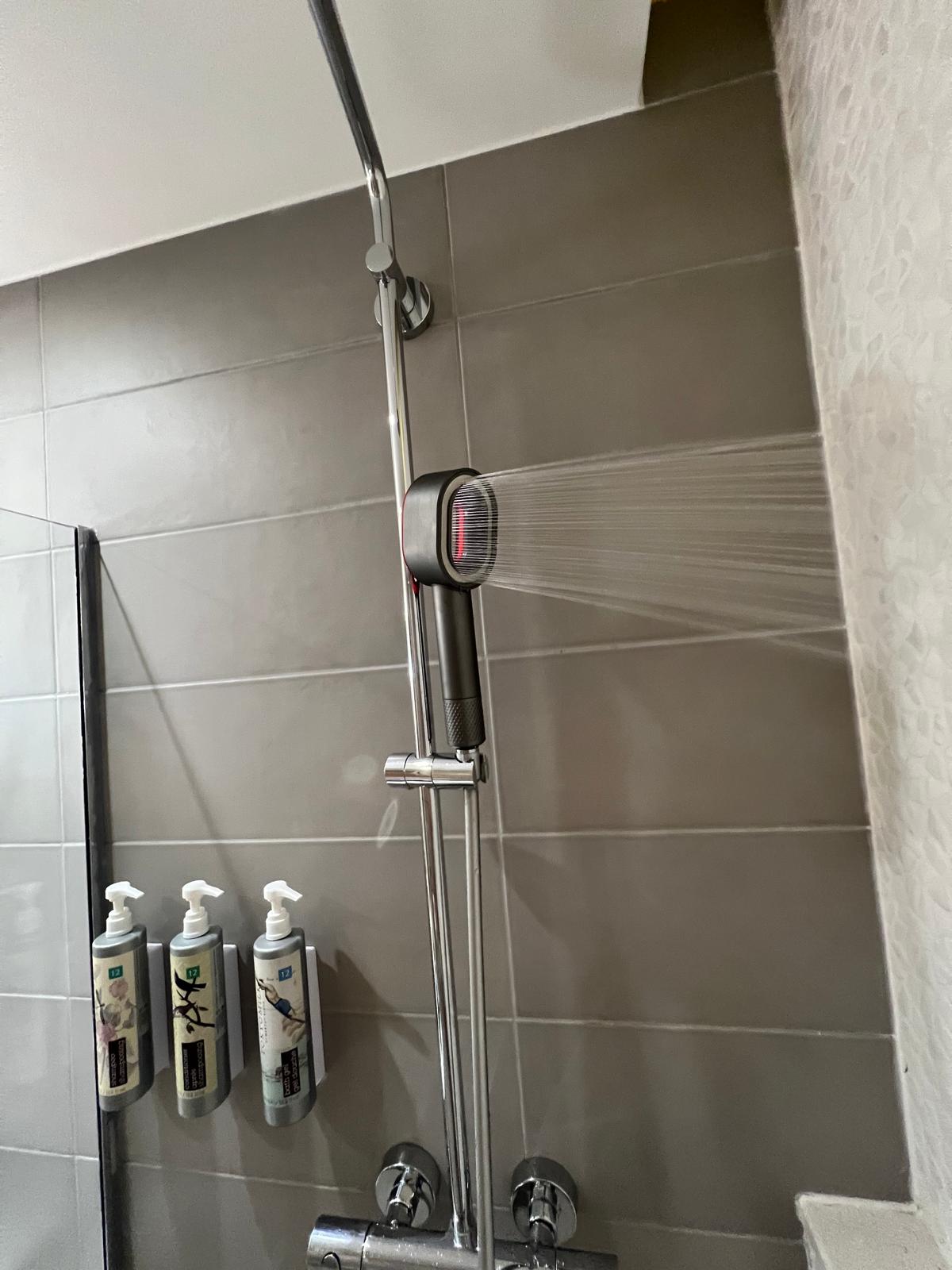 Pommeau de douche écologique avec filtre anti-chlore - Économisez l’eau et protégez votre peau en action