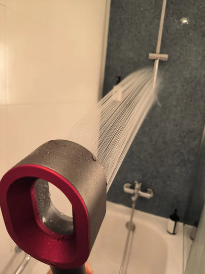 photo du pommeau de douche style dtson en action , design pommeau filtrant avec economiseur d'eau 