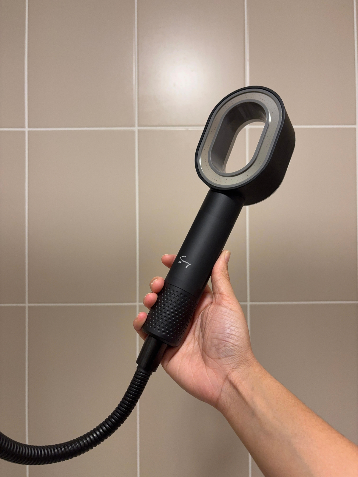 Image du pommeau de douche filtrant Suimy noir avec Filtre ACF et avec tuyau 