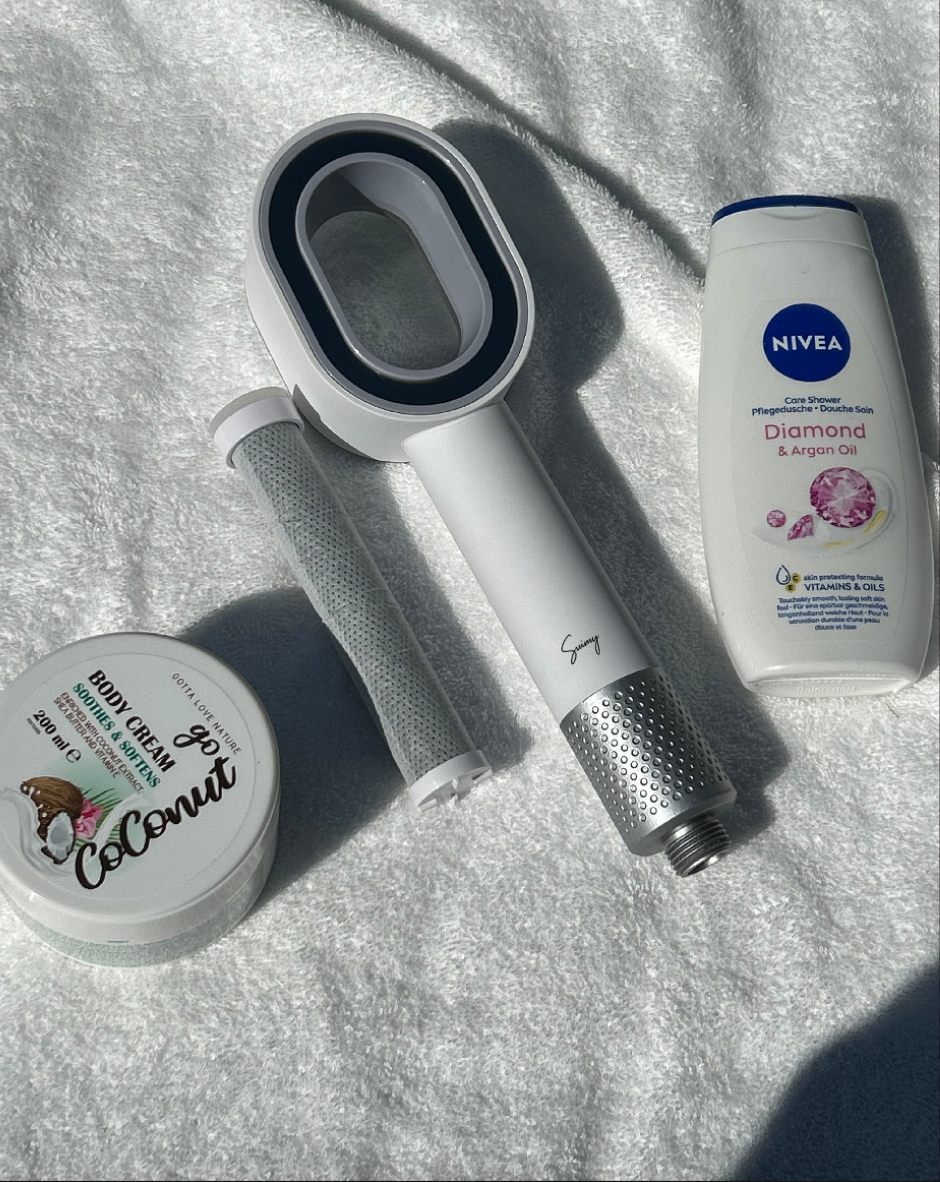 Image du pommeau de douche flirtant blanc Suimy, anti chlore et anti calcaire grâce a son filtre au charbon actif ( ACF)
