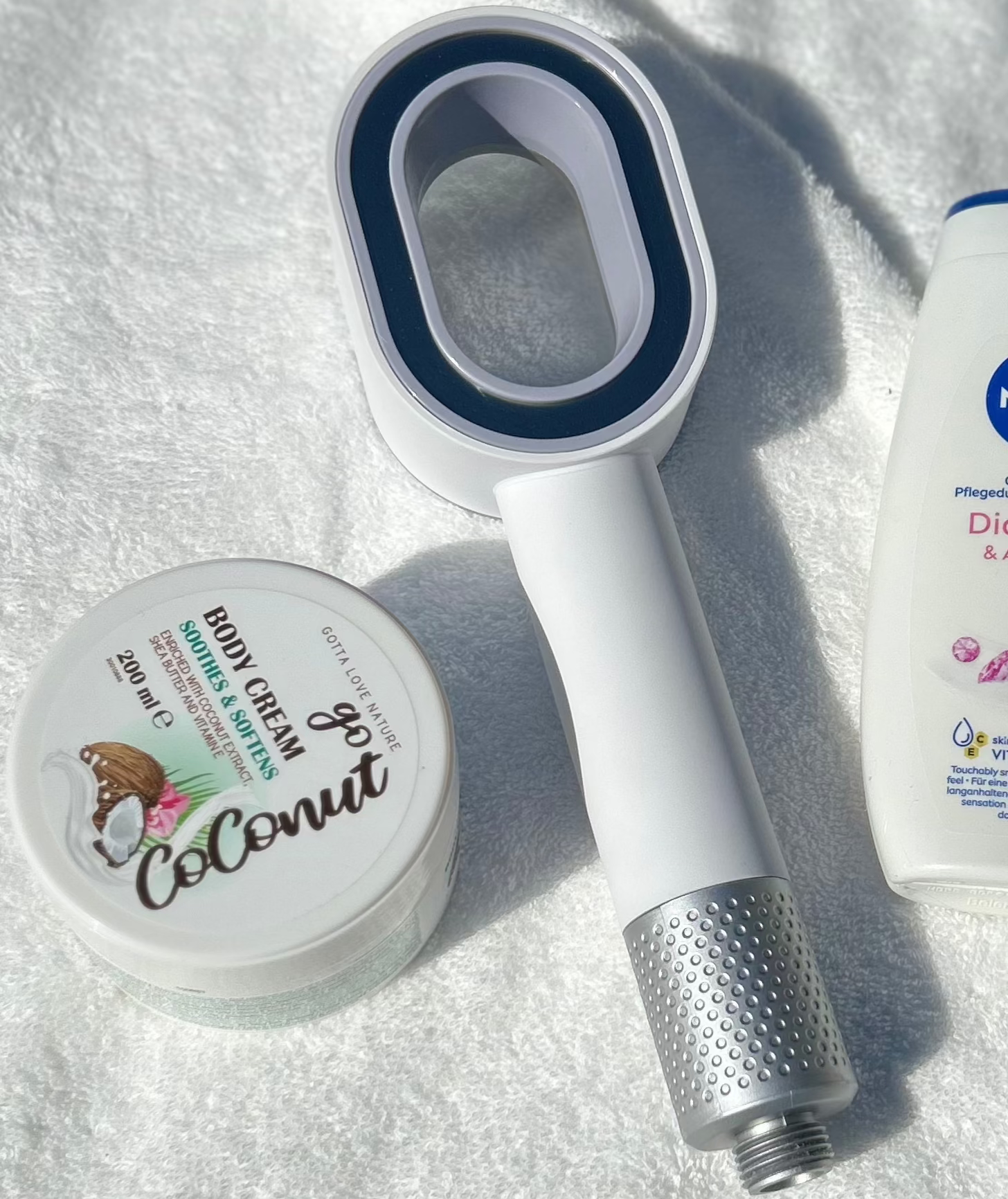 pommeau de douche filtrant blanc design avec filtre acf photo au soleil