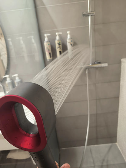 photo du pommeau de douche avec filtre intégré couleur gris en action dans une douche