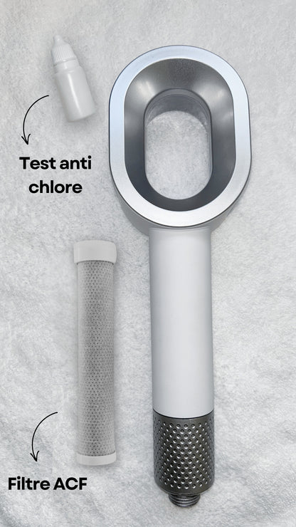 photo pommeau blanc avec test chlore et long filtre 