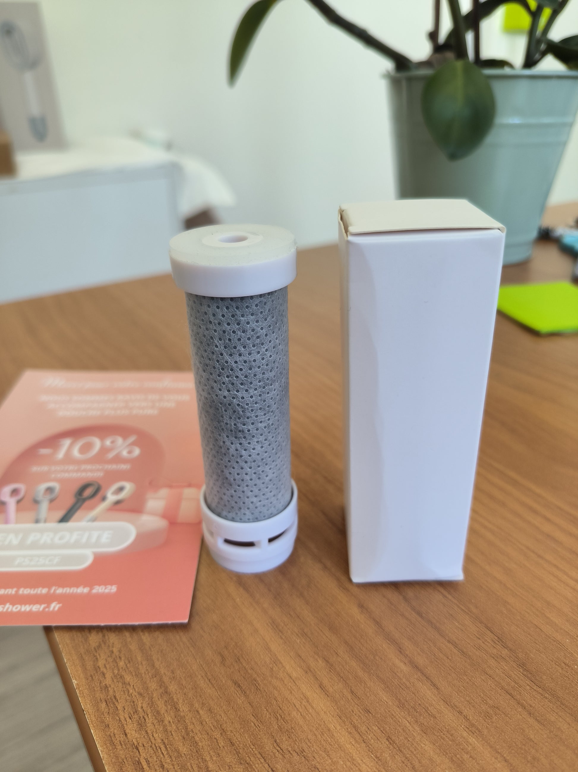 Notre nouveau  magnifique pommeau de douche filtrant avec filtre anti chlore et calcaire fonctionne comme une douchette anti chlore efficace ; style dyson
avec abonnementce pommeau de douche haute pression filtrant est parfait comme douche filtrante pour peau sensible, associant les avantages d'un pommeau de douche écologique et d'un filtre douche idéal pour les cheveux abîmés idéal aussi pour les gens qui ont des problèmes de peau comme l'eczéma ou la peau sèche."